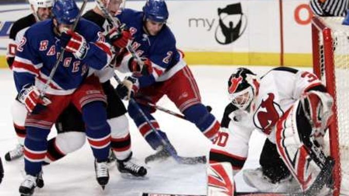 Gólman New Jersey Devils Martin Brodeur při ússpěšném zákroku proti New Yorku Rangers.