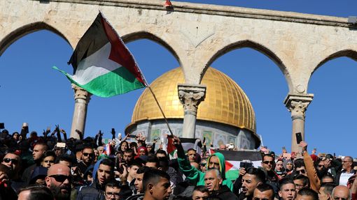 Palestinská demosntrace na Chrámové hoře v Jeruzalémě. Na prostranství před Omarovou mešitou.