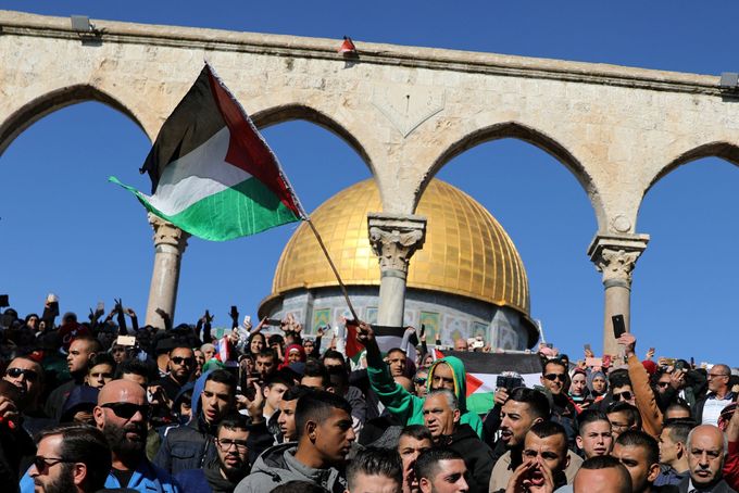 Palestinská demosntrace na Chrámové hoře v Jeruzalémě. Na prostranství před Omarovou mešitou.