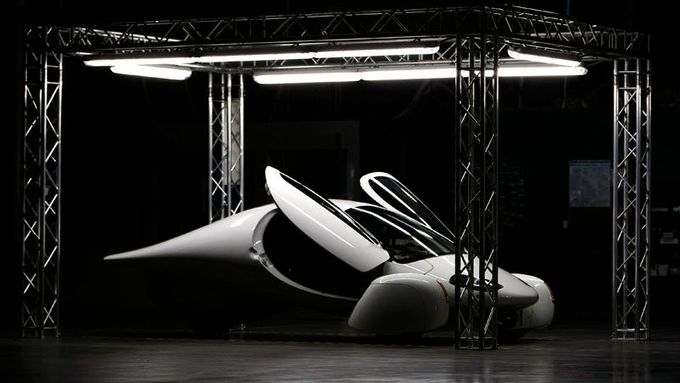 Svět obletěly snímky vozítka na elektrický pohon s názvem Aptera. Vůz je určený pro dva cestující, a jak sám výrobce říká, vypadá spíš jako malé letadlo. Inspiraci pro ladné tvary našli vývojáři ve futuristickém komisku "The Jetsons" z roku 1960.