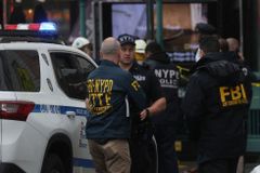 Ve voze metra v New Yorku se střílelo, 16 lidí utrpělo zranění. Pachatel je na útěku