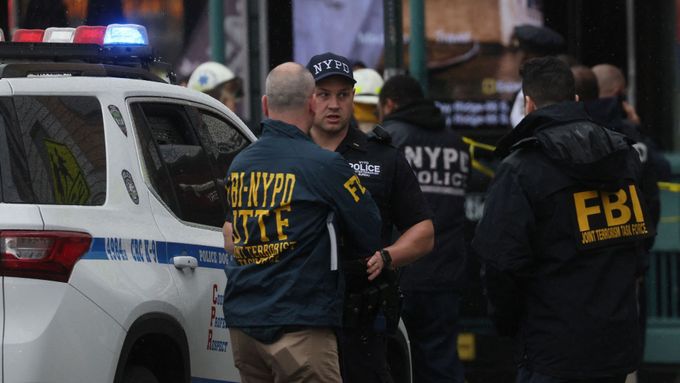 Policisté na místě střelby ve stanici newyorského metra.