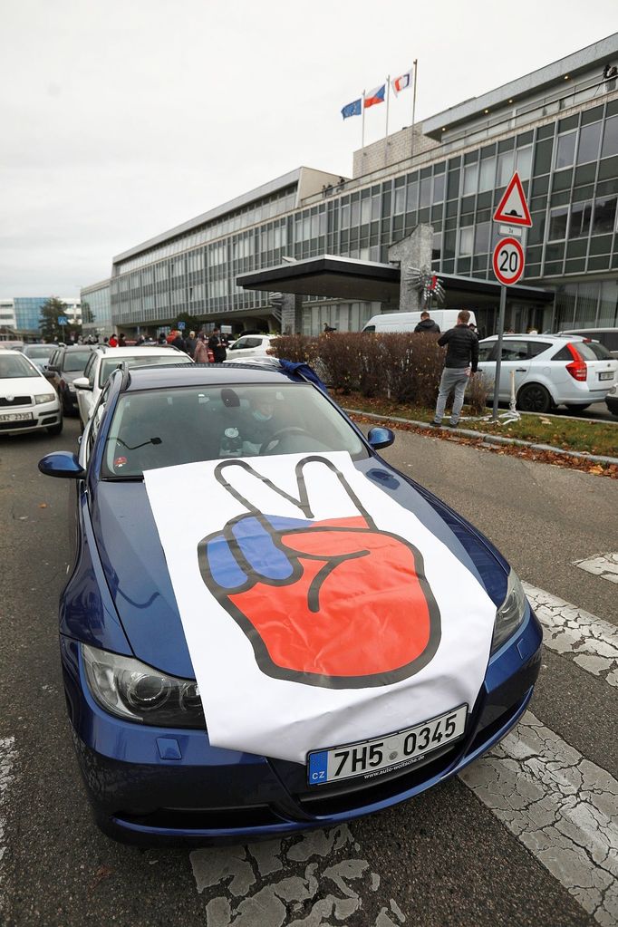 Před budovou České televize se sešly desítky lidí v autech i na ulici, aby demonstrovali proti pokusům ovlivnit nezávislost veřejnoprávní instituce.