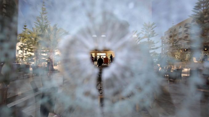 Prostřelené sklo okna hotelu Imperiale Marhaba v Sousse, který v pátek napadl atentátník.