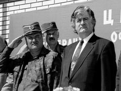 Radovan Karadžič (vpravo) a Ratko Mladic na snímku z Banja Luky z června 1995.