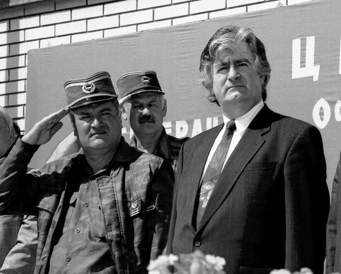 Radovan Karadžič (vpravo) a Ratko Mladic na snímku z Banja Luky z června 1995.