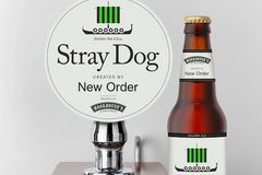 New Order budou mít vlastní pivo. Kapela mu říká "Toulavý pes", prodávat se začne v září