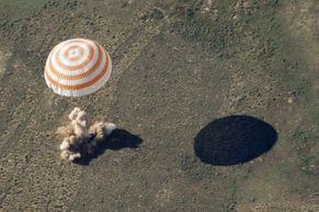 Unikátní foto: Přistání kosmického modulu Sojuz z helikoptéry