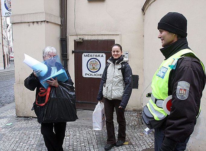 Jana Herlová a Vlasta Švecová objíždějí služebny městské policie v Praze 1 a 5