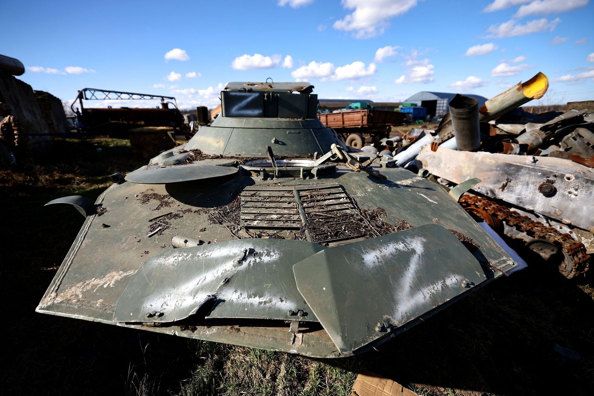 Zničená ruská vojenská technika na farmě ve městě Snihurivka na jihu Ukrajiny.