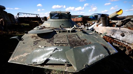 Zničená ruská vojenská technika na farmě ve městě Snihurivka na jihu Ukrajiny.