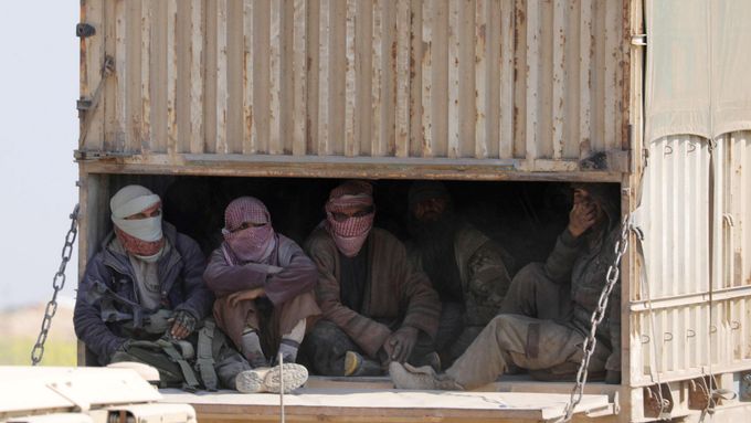 Zahalení muži v Baghúzu v Sýrii. Ilustrační foto.