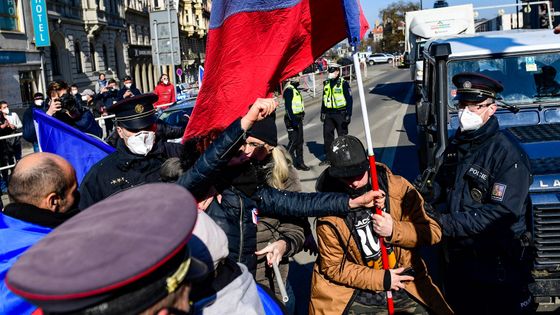 Fotky: Uzavřený Václavák i zadržený poslanec Volný. Češi protestovali proti opatřením