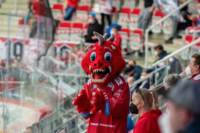 Maskot Třince v šestém finále extraligy.