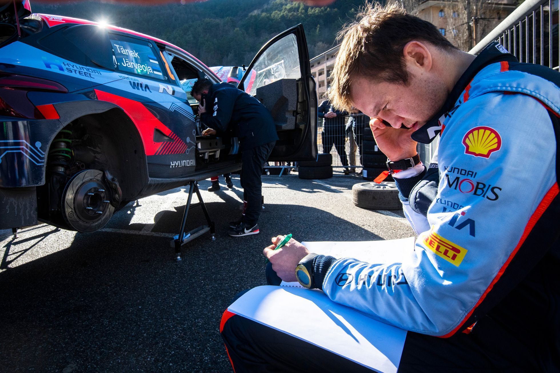 Navigátor Martin Järveoja během Rallye Monte Carlo 2022
