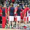 České basketbalistky se radí během time-outu v utkání skupiny A s USA na OH 2012 v Londýně.