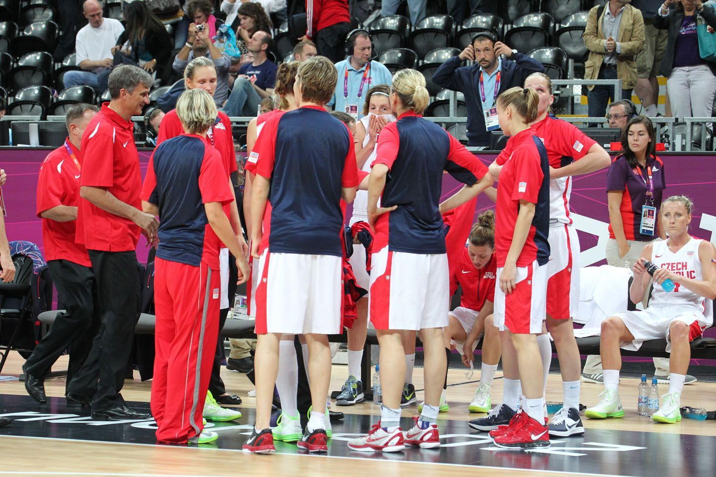 České basketbalistky se radí během time-outu v utkání skupiny A s USA na OH 2012 v Londýně.
