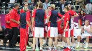 České basketbalistky se radí během time-outu. Český tým si vybral time-out dvakrát. Američanky této možnosti nevyužily ani jednou.