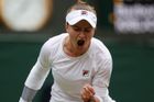 Krejčíková zvládla kousavou Ostapenkovou a poprvé si zahraje semifinále Wimbledonu