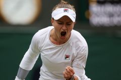 Krejčíková zvládla kousavou Ostapenkovou a poprvé si zahraje semifinále Wimbledonu