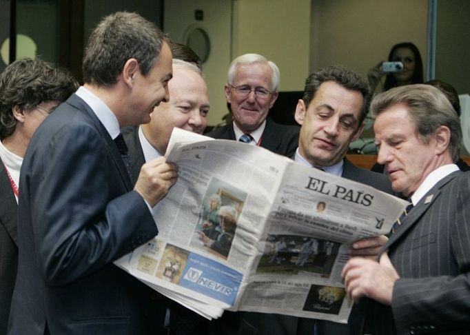 Foreign Minister Bernard Kouchner (R) read a newspaper at the start of a European Union Heads of State and Government summit in Brussels December 14, 2007. Fresh from ending a decade-long institutional stalemate with a new reform treaty, EU leaders will turn on Friday to the "real world" challenges of globalisation, immigration and tensions in the Balkans. REUTERS/Thierry Roge (BELGIUM)