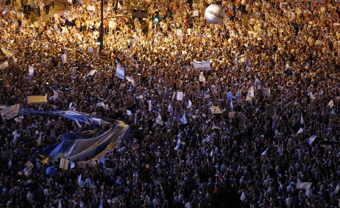 Thousands demonstrate on 9 de Julio avenue next to the Obelisk of Buenos Aires November 8, 2012. Following a huge turnout at a similar protest in September, demonstrators are expected to take to the streets of major cities to protest a de facto ban on buying dollars and a possible bid to overhaul the constitution so President Cristina Fernandez could run for a third term. The demonstrators are not aligned with any particular opposition party and they have organized the protests via social media. Fernandez's popularity has fallen to about 30 percent since she was elected last year with a comfortable 54 percent of the vote. REUTERS/Marcos Brindicci (ARGENTINA - Tags: POLITICS CIVIL UNREST) Published: Lis. 9, 2012, 12:58 dop.