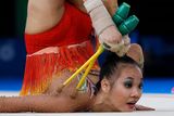 Když malajské gymnastce Wo-Pcho-San řeknete, aby si dala nohy za krk, v žádném případě ji tím neurazíte.
