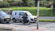 Předjetí kolony aut a zastavení před křižovatkou v prostoru vyhrazeném pro cyklisty. Pro velkou část motorkářů přestupek, o kterém už ani nepřemýšlejí.