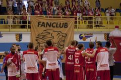 Nymburští basketbalisté podeváté v řadě vyhráli ligu
