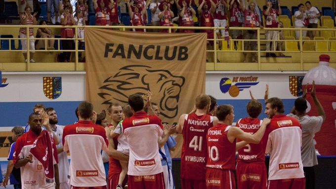 Basketbalisté Nymburku slaví vítězství se svými fanoušky. (ilustrační foto)
