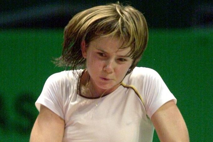 Daniela Hantuchová během zápasu 2. kola proti jugoslávské soupeřce Jeleně Dokic na turnaji WTA v Lipsku 27. září 2001.
