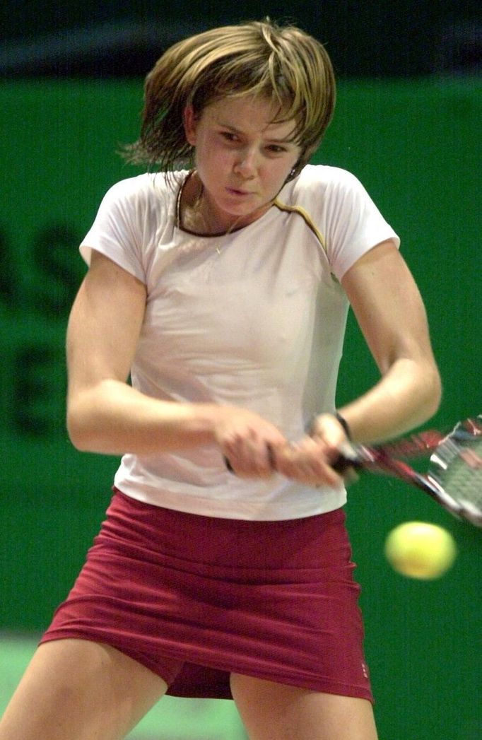 Daniela Hantuchová během zápasu 2. kola proti jugoslávské soupeřce Jeleně Dokic na turnaji WTA v Lipsku 27. září 2001.