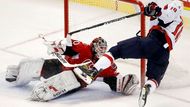 Capitals se díky výhře vrátili na první místo tabulky Jihovýchodní divize. "Konečně dnes budeme moci všichni v klidu usnout," oddechl si trenér Bruce Boudreau.

(Brian Elliott zasahuje proti Mattu Bradleymu)