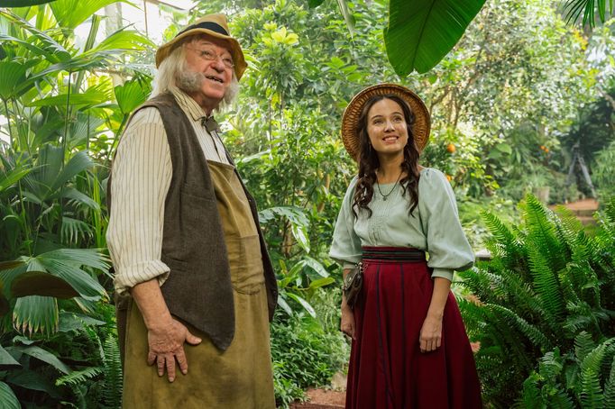 Jiří Lábus jako zahradník Planta a Tereza Ramba jako Anička v pohádkovém filmu Cukrkandl.