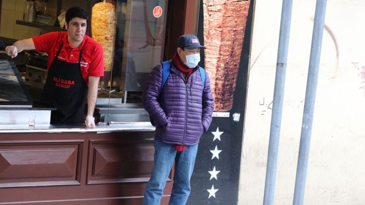 Noste roušky v MHD i při nakupování, nabádá vnitro. Tisíce lidí je začalo šít doma