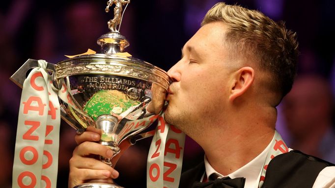 Snooker - World Snooker Championship - The Crucible Theatre, Sheffield, Britain - May 6, 2024 England's Kyren Wilson celebrates winning his final match against Wales' Jak