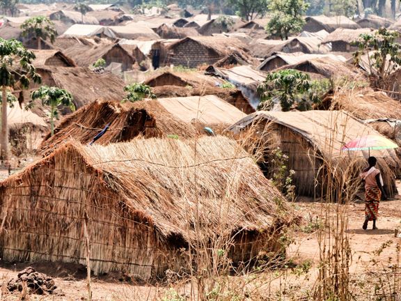 Tábory pro vnitřně vysídlené (tzv. IDPs) připomínají spíše narychlo vystavěné vesnice. Často se nacházejí blízko vojenských základen OSN, tato je v Kaga Bandoro.