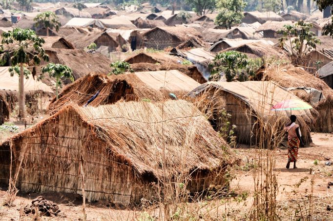 Tábory pro vnitřně vysídlené (tzv. IDPs) připomínají spíše narychlo vystavěné vesnice. Často se nacházejí blízko vojenských základen OSN, tato je v Kaga Bandoro.