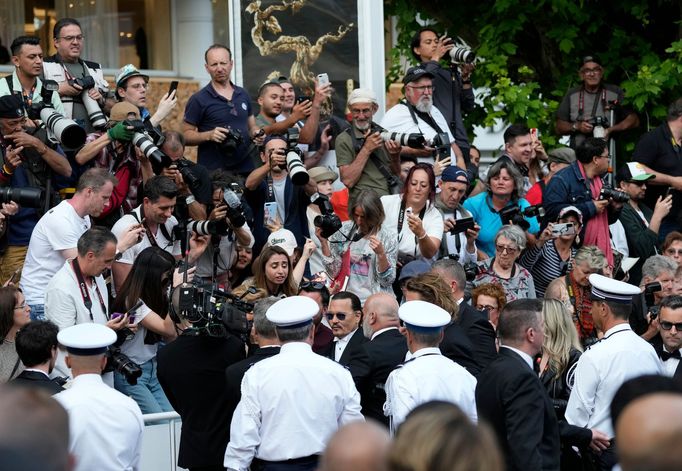 Johnny Depp v obležení fanoušků.