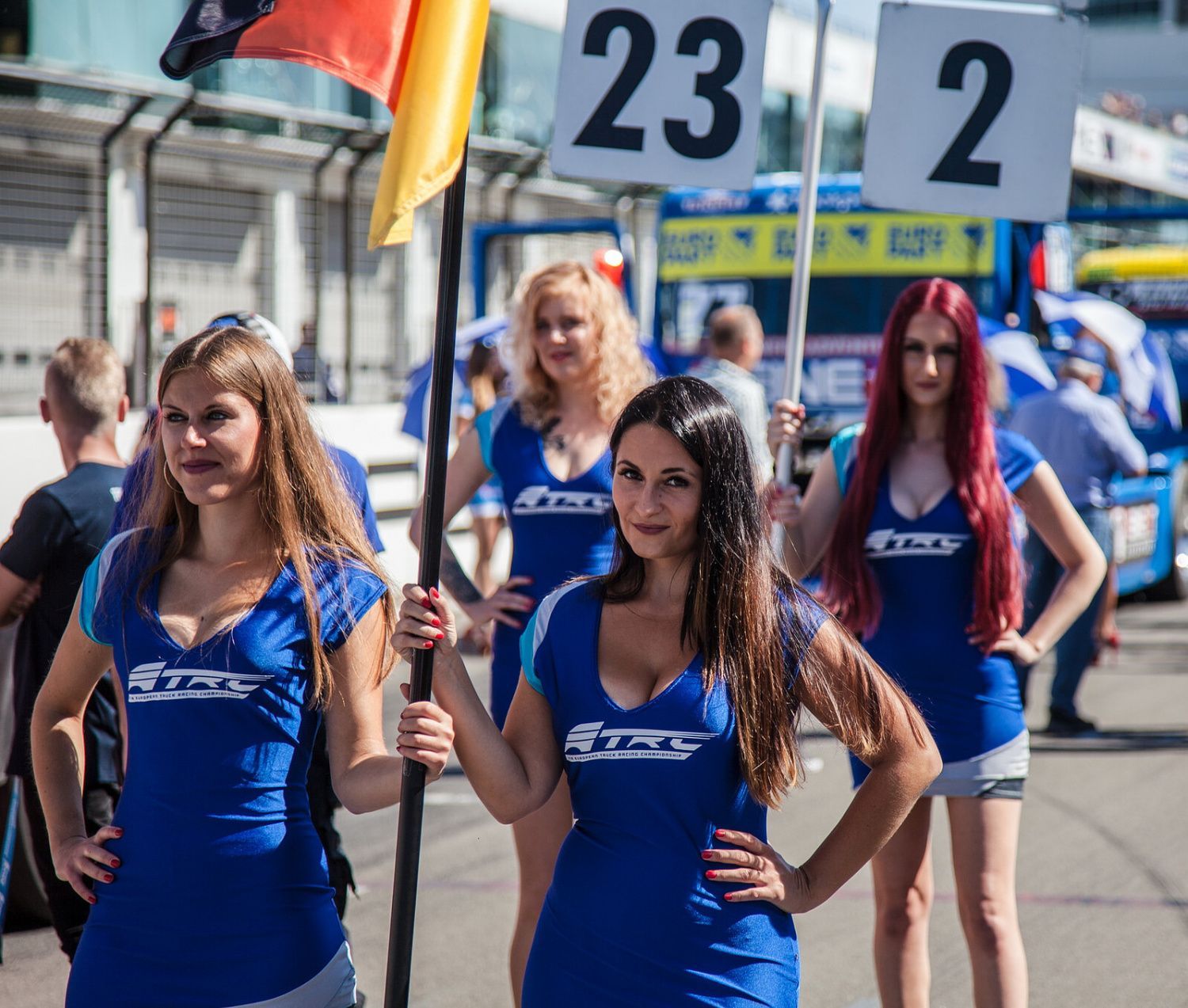 Grid girls na závodě ME tahačů na Nürburgringu