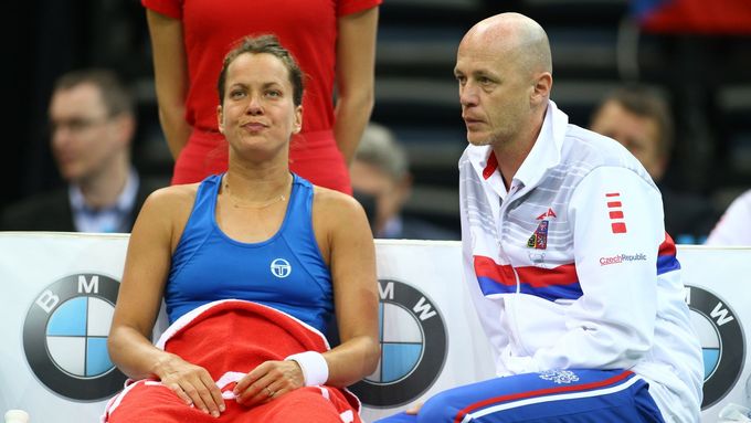 Barbora Strýcová a Petr Pála během jednoho z fedcupových duelů