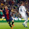 Fotbalista Barcelony Lionel Messi (vlevo) slaví gól za zády Sergia Ramose a Alvara Arbeloy v utkání Primera División proti Realu Madrid.