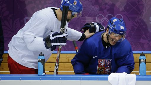 Jaromír Jágr a Petr Nedvěd se baví během tréninku českého týmu na olympiádě.