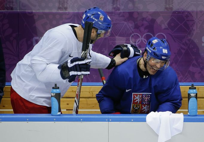 Jaromír Jágr a Petr Nedvěd se baví během tréninku českého týmu na olympiádě.