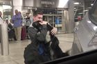 Dojemné záběry. Voják amerického letectva se po dvou letech vítá se svým mazlíčkem