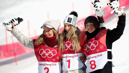 Olympijská vítězka big airu Anna Gasserová v Pchjongčchangu 2018, vedle ní další medailistky Jamie Andersonová a Zoi Sadowski-Synnottová