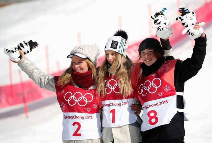 Olympijská vítězka big airu Anna Gasserová v Pchjongčchangu 2018, vedle ní další medailistky Jamie Andersonová a Zoi Sadowski-Synnottová