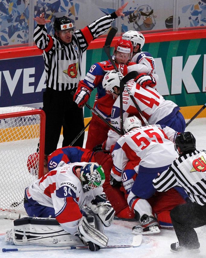 Hráči bojují v brankovišti v utkání Rusko - Norsko.