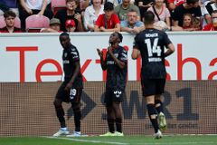 Hložek proseděl zápas na lavičce a Leverkusen slaví třígólový triumf proti Mohuči