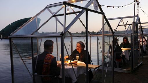 Restaurace v Nizozemsku nabízí posezení v malých skleněných budkách, aby minimalizovala kontakt zákazníků se zaměstnanci.